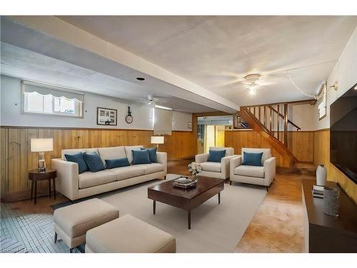 6980 Concord Crescent, Niagara Falls, ON - Indoor Photo Showing Living Room