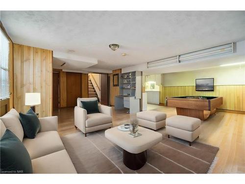 6980 Concord Crescent, Niagara Falls, ON - Indoor Photo Showing Living Room