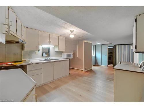 6980 Concord Crescent, Niagara Falls, ON - Indoor Photo Showing Kitchen With Double Sink