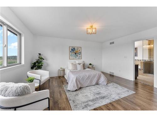 199 Tuliptree Road, Thorold, ON - Indoor Photo Showing Bedroom