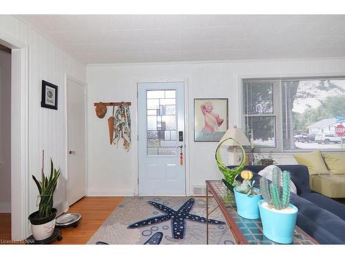 4046 Victoria Road, Crystal Beach, ON - Indoor Photo Showing Living Room