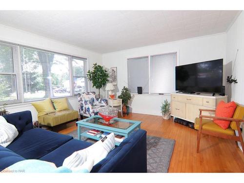 4046 Victoria Road, Crystal Beach, ON - Indoor Photo Showing Living Room