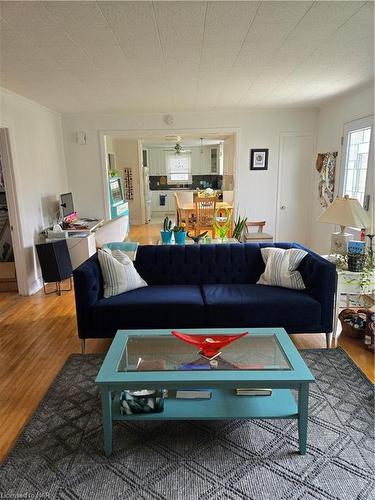 4046 Victoria Road, Crystal Beach, ON - Indoor Photo Showing Living Room