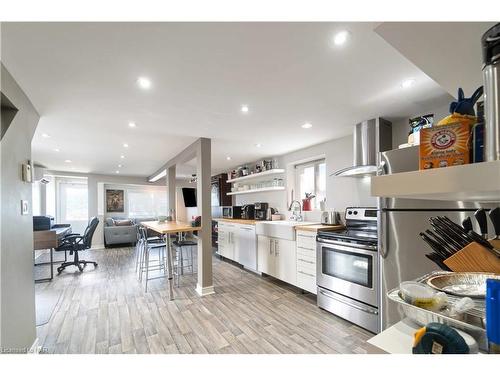 10 Thorold Road E, Welland, ON - Indoor Photo Showing Kitchen