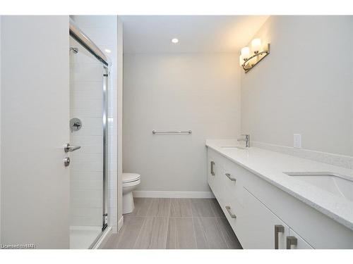 704-118 West Street, Port Colborne, ON - Indoor Photo Showing Bathroom