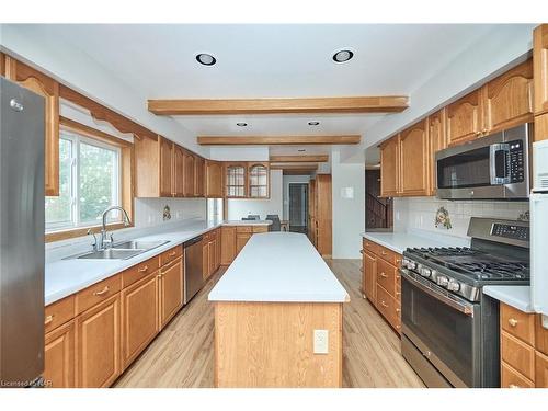 3205 Poplar Avenue, Fort Erie, ON - Indoor Photo Showing Kitchen With Double Sink