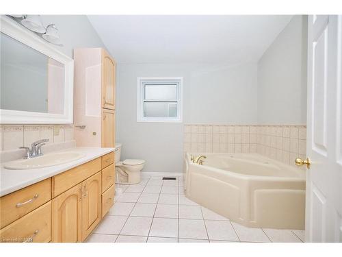 3205 Poplar Avenue, Fort Erie, ON - Indoor Photo Showing Bathroom