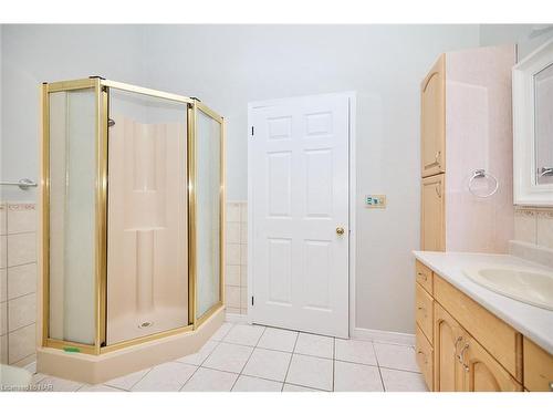 3205 Poplar Avenue, Fort Erie, ON - Indoor Photo Showing Bathroom