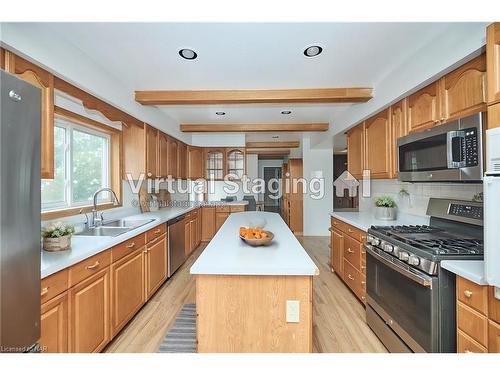 3205 Poplar Avenue, Fort Erie, ON - Indoor Photo Showing Kitchen With Double Sink