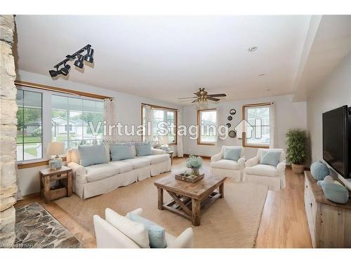 3205 Poplar Avenue, Fort Erie, ON - Indoor Photo Showing Living Room