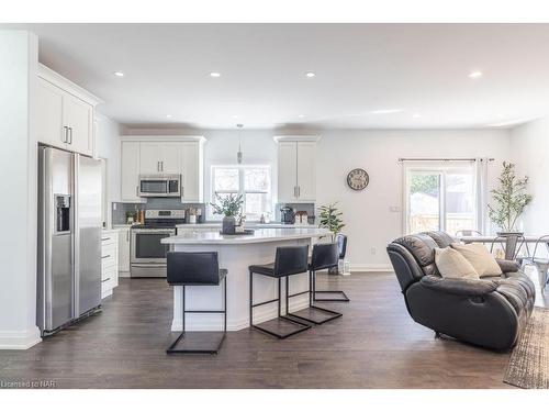 20 Jubilee Drive, St. Catharines, ON - Indoor Photo Showing Kitchen With Upgraded Kitchen