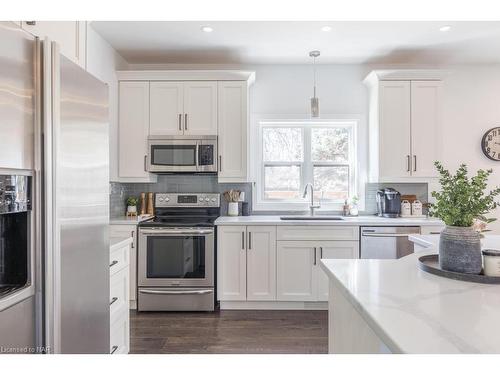 20 Jubilee Drive, St. Catharines, ON - Indoor Photo Showing Kitchen With Upgraded Kitchen