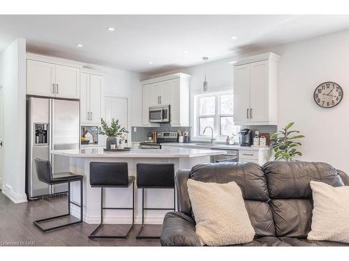 20 Jubilee Drive, St. Catharines, ON - Indoor Photo Showing Kitchen With Upgraded Kitchen