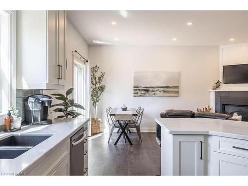 20 Jubilee Drive, St. Catharines, ON - Indoor Photo Showing Kitchen With Double Sink