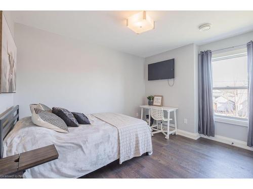 20 Jubilee Drive, St. Catharines, ON - Indoor Photo Showing Bedroom