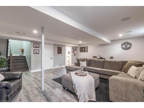 20 Jubilee Drive, St. Catharines, ON - Indoor Photo Showing Living Room