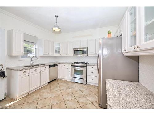 83 Maple Avenue, Welland, ON - Indoor Photo Showing Kitchen With Double Sink