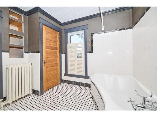 83 Maple Avenue, Welland, ON - Indoor Photo Showing Bathroom