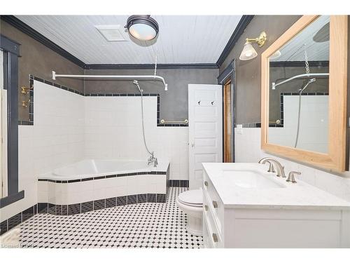 83 Maple Avenue, Welland, ON - Indoor Photo Showing Bathroom