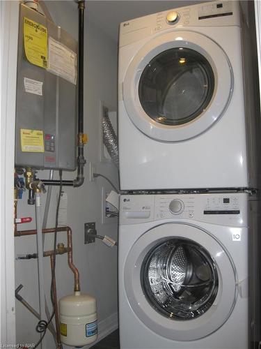 60-6705 Cropp Street, Niagara Falls, ON - Indoor Photo Showing Laundry Room