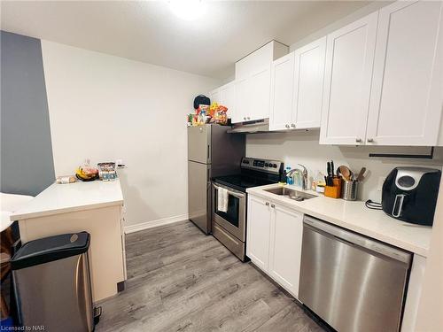 60-6705 Cropp Street, Niagara Falls, ON - Indoor Photo Showing Kitchen