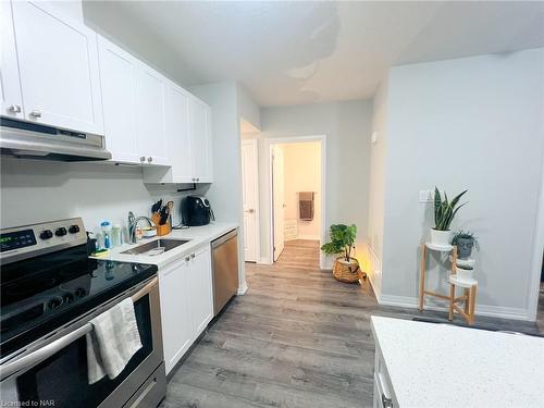 60-6705 Cropp Street, Niagara Falls, ON - Indoor Photo Showing Kitchen