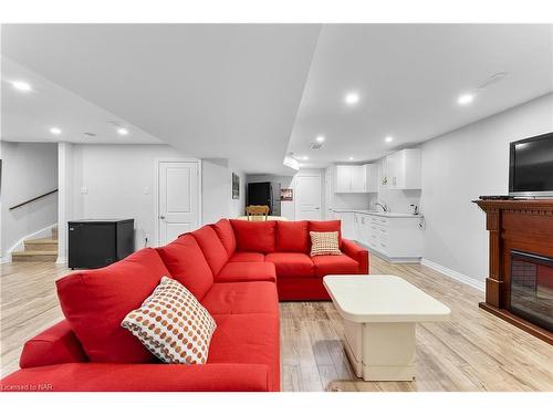 78 Angela Crescent, Niagara-On-The-Lake, ON - Indoor Photo Showing Living Room