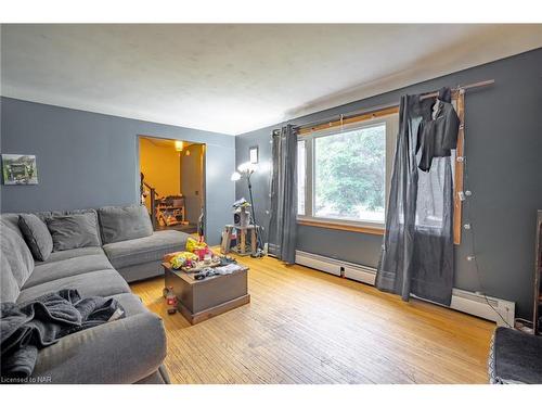 39 Madison Street, Fort Erie, ON - Indoor Photo Showing Living Room