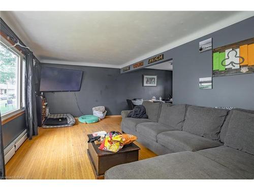 39 Madison Street, Fort Erie, ON - Indoor Photo Showing Living Room