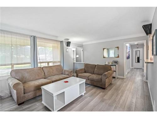 5019 Shirley Avenue, Niagara Falls, ON - Indoor Photo Showing Living Room