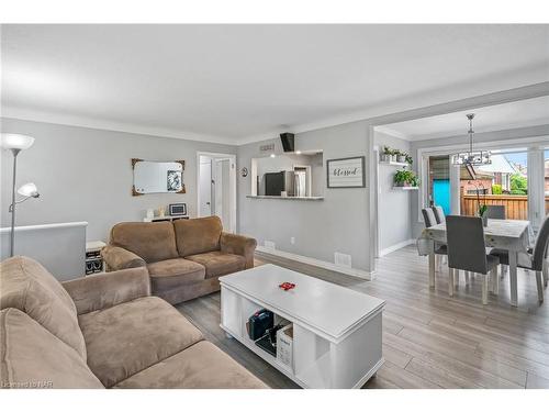 5019 Shirley Avenue, Niagara Falls, ON - Indoor Photo Showing Living Room