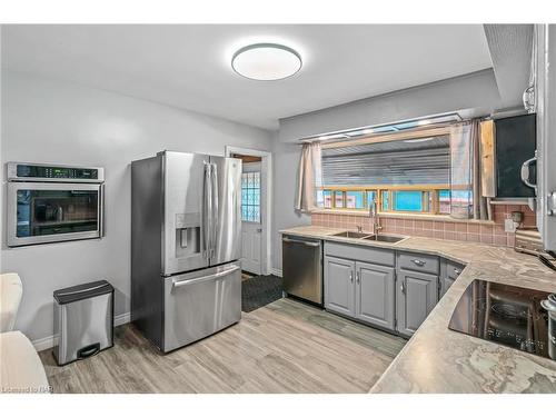 5019 Shirley Avenue, Niagara Falls, ON - Indoor Photo Showing Kitchen With Double Sink