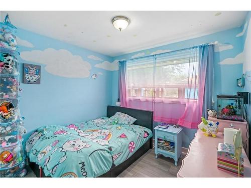 5019 Shirley Avenue, Niagara Falls, ON - Indoor Photo Showing Bedroom