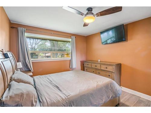 5019 Shirley Avenue, Niagara Falls, ON - Indoor Photo Showing Bedroom