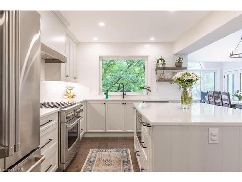 12 Scottdale Court, Pelham, ON - Indoor Photo Showing Kitchen With Upgraded Kitchen