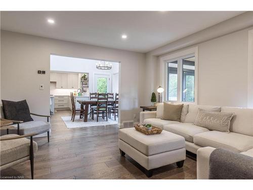 12 Scottdale Court, Pelham, ON - Indoor Photo Showing Living Room