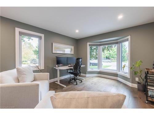 12 Scottdale Court, Pelham, ON - Indoor Photo Showing Living Room