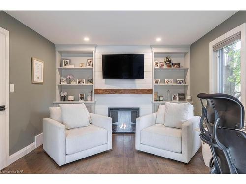 12 Scottdale Court, Pelham, ON - Indoor Photo Showing Living Room With Fireplace