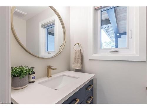 12 Scottdale Court, Pelham, ON - Indoor Photo Showing Bathroom