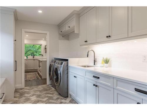 12 Scottdale Court, Pelham, ON - Indoor Photo Showing Laundry Room