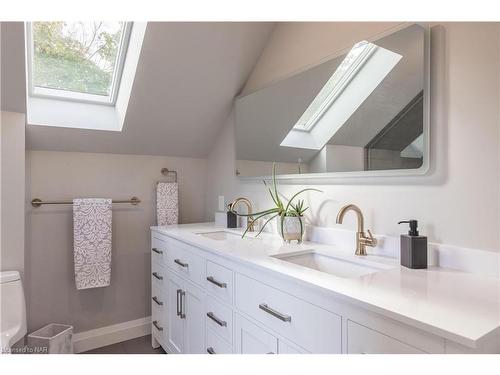 12 Scottdale Court, Pelham, ON - Indoor Photo Showing Bathroom