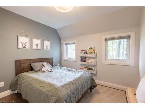 12 Scottdale Court, Pelham, ON - Indoor Photo Showing Bedroom