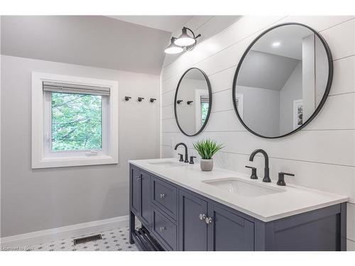 12 Scottdale Court, Pelham, ON - Indoor Photo Showing Bathroom