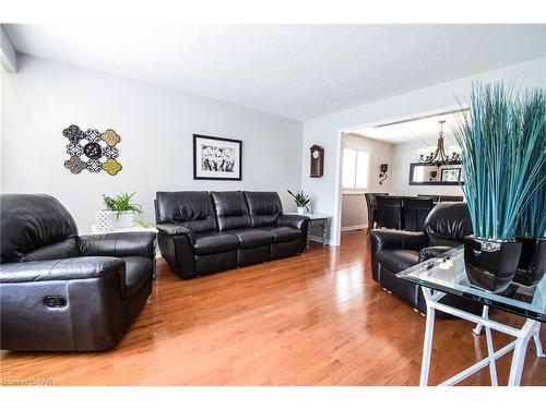 107 Melissa Crescent, Welland, ON - Indoor Photo Showing Living Room