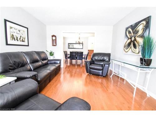 107 Melissa Crescent, Welland, ON - Indoor Photo Showing Living Room