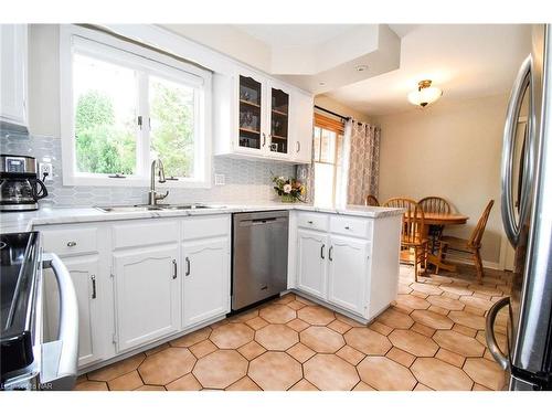 107 Melissa Crescent, Welland, ON - Indoor Photo Showing Kitchen With Double Sink