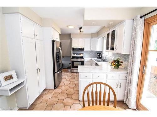 107 Melissa Crescent, Welland, ON - Indoor Photo Showing Kitchen