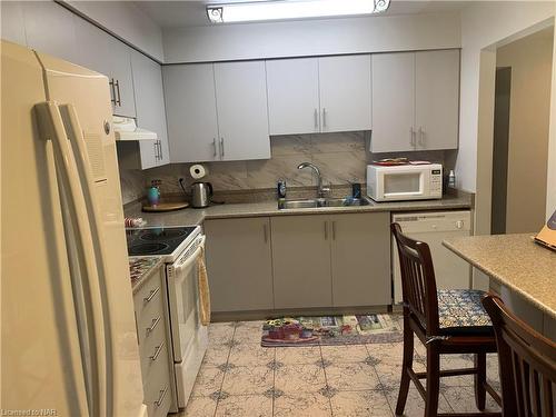 202-5222 Portage Road, Niagara Falls, ON - Indoor Photo Showing Kitchen