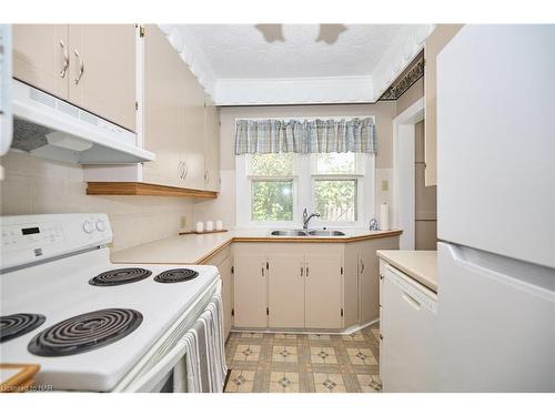 50 Riceland Avenue, Fort Erie, ON - Indoor Photo Showing Kitchen With Double Sink