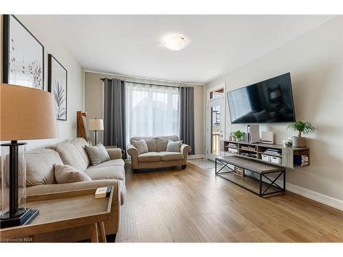 11 Campbell Street, Thorold, ON - Indoor Photo Showing Living Room